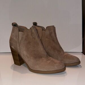 UNIVERSAL THREADS Boots Beige Tan Slip On Heels Boho Southwest Women Size 9